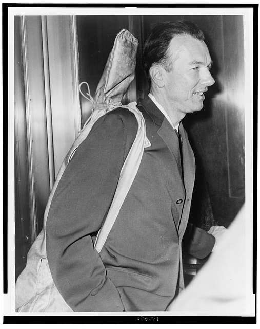 pete-seeger-arrives-at-fed-court-with-his-guitar-over-his-shoulder-world-telegram